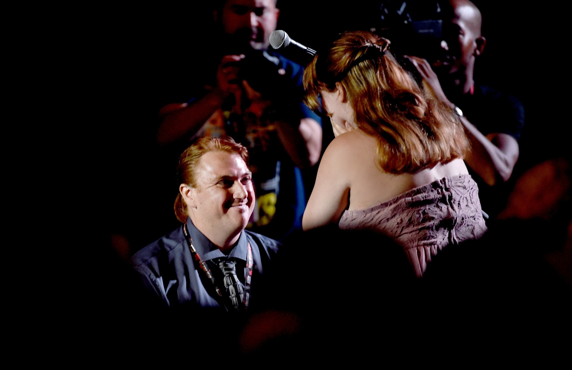 24.jul.2016 - Fã pede namorada em casamento durante painel de "Supernatural" na San Diego Comic-Con 2016 - Kevin Winter/Getty Images