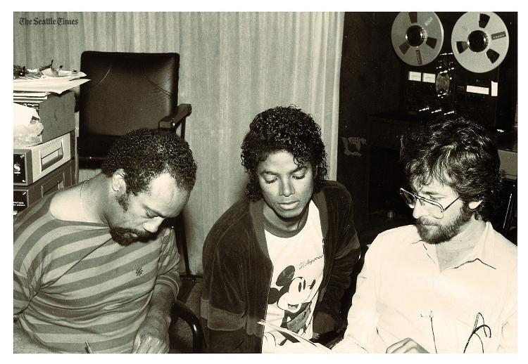 O produtor Quincy Jones (esq.), Michael Jackson (centro)  e Steven Spielberg (dir.) em estúdio