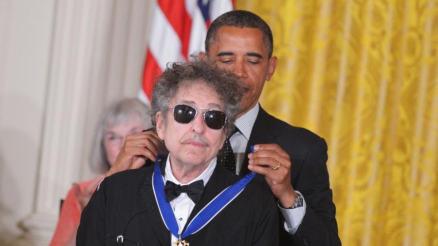 29.mai.2012 - O presidente dos Estados Unidos Barack Obama dá medalha presidencial da liberdade para Bob Dylan - MANDEL NGAN/AFP