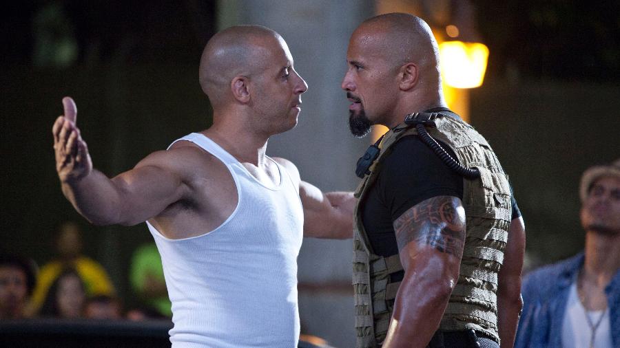 Vin Diesel (esq.) e The Rock em cena do filme "Velozes e Furiosos 5" - Universal Pictures
