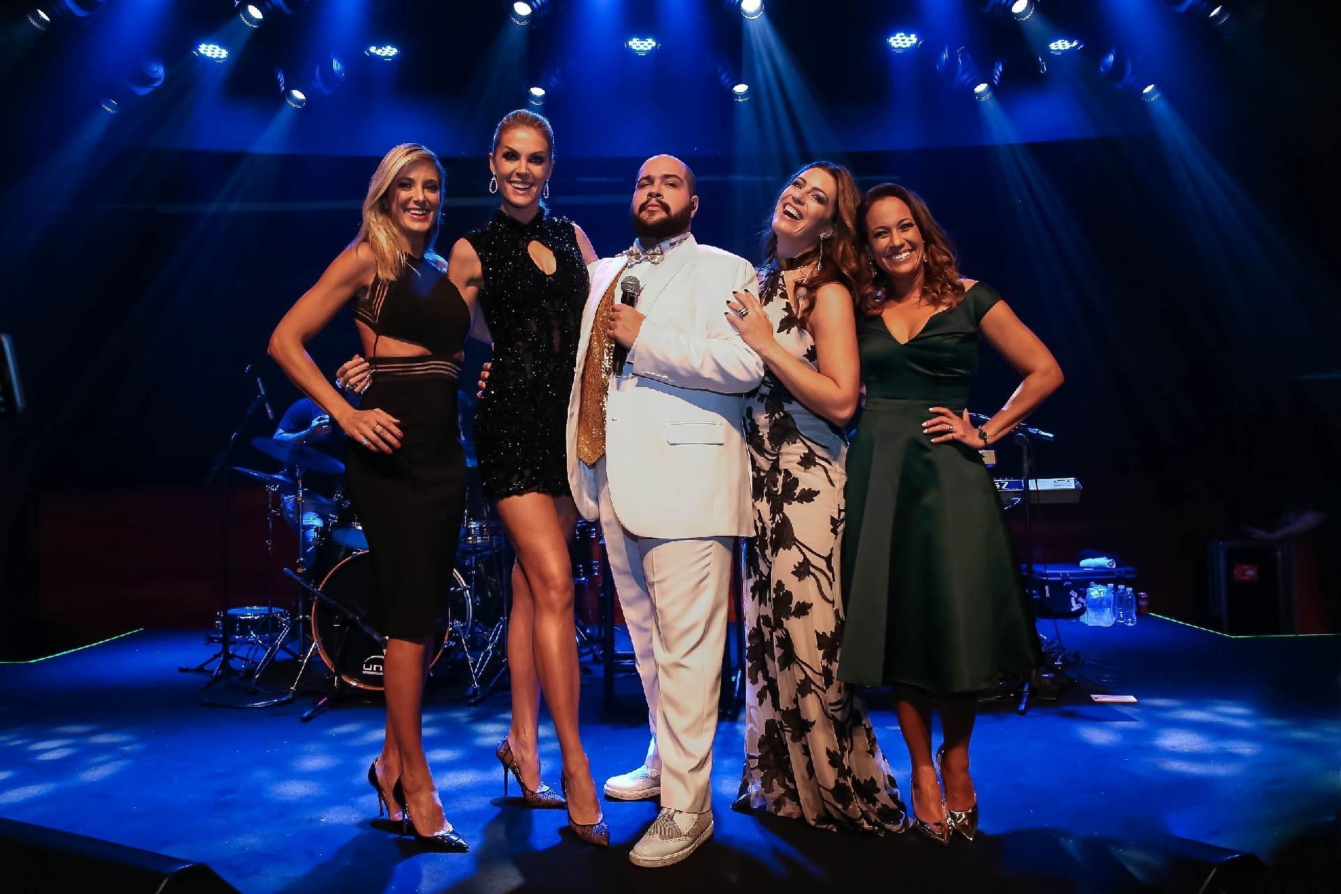 Tiago Abravanel canta na festa de 15 anos da marca de óculos de Ana Hickmann em São Paulo - Raphael Castello/AgNews