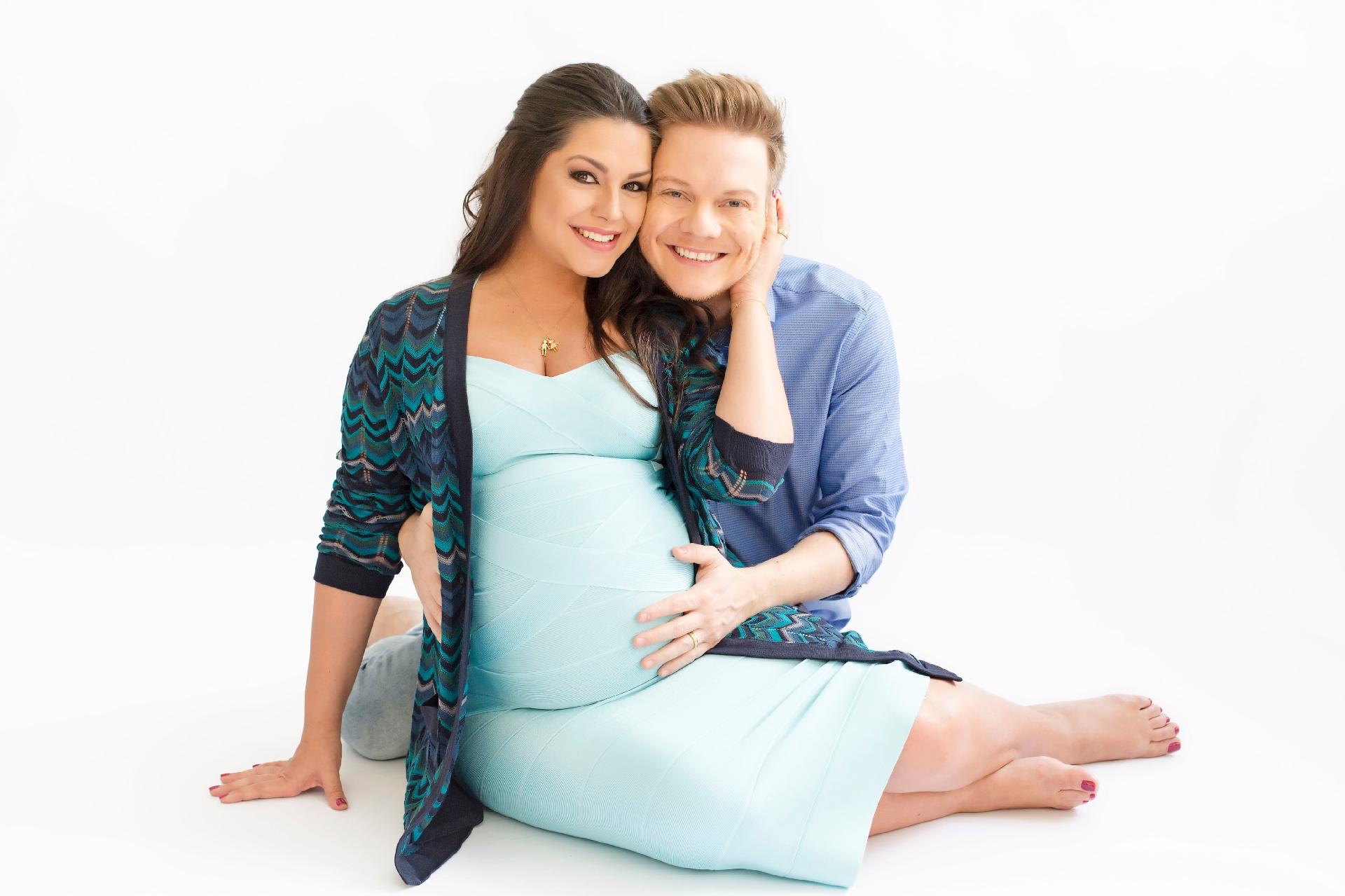Gravidíssima, Thais Fersoza posa com o marido, Michel Teló - Thalita Castanho/Divulgação