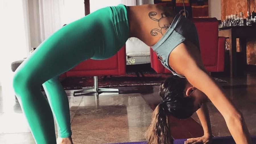 Isis Valverde faz a "ponte", uma das posições de yoga - Reprodução/Instagram