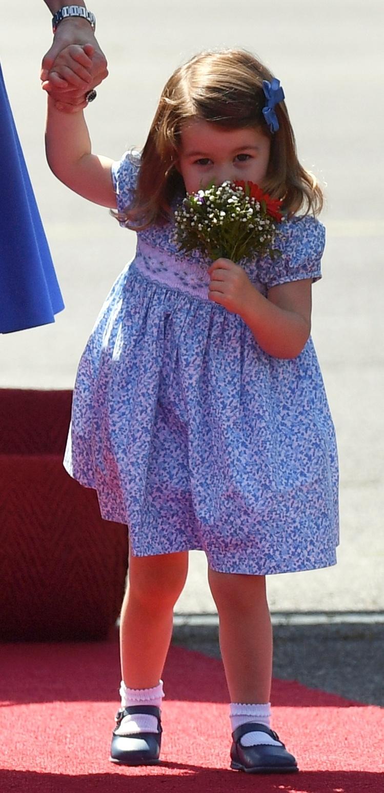 Princesa Charlotte desembarca com os pais, William e Kate, na Alemanha - Bernd Von Jutrczenka/AFP Photo