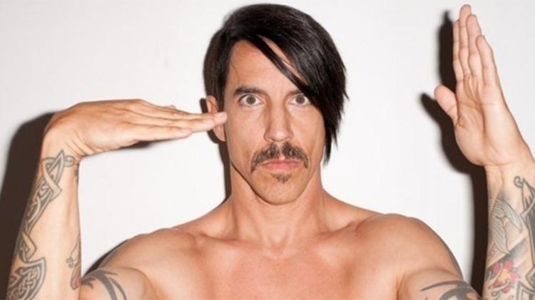 O visual que os fãs brasileiros vão ver neste domingo no Rock in Rio: Anthony Kieds cabelo preto e bidodinho - Divulgação