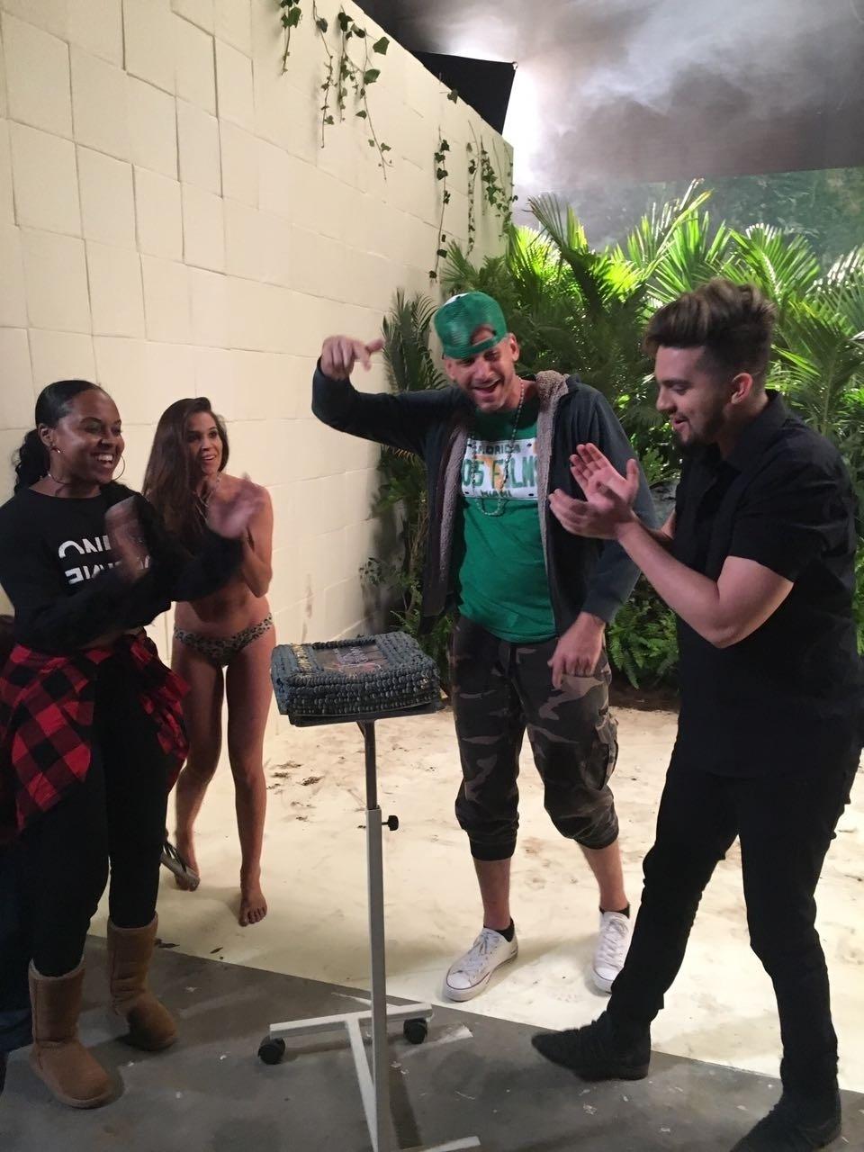 De novo visual, Luan Santana grava clipe na Colômbia - Divulgação