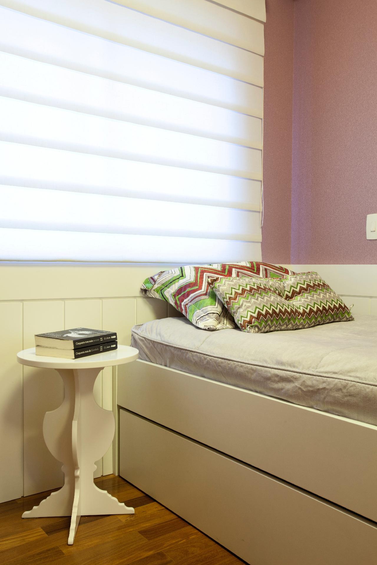 Sonho de consumo de muitas pessoas, o piso de madeira também pode ser uma opção de colocação descomplicada. Neste quarto, que também funciona como escritório, a designer de interiores Adriana Fontana elegeu um piso pronto de cumaru, que já vem lixado com e resina protetora aplicada, ou seja, basta instalar - Adriana Barbosa/Divulgação