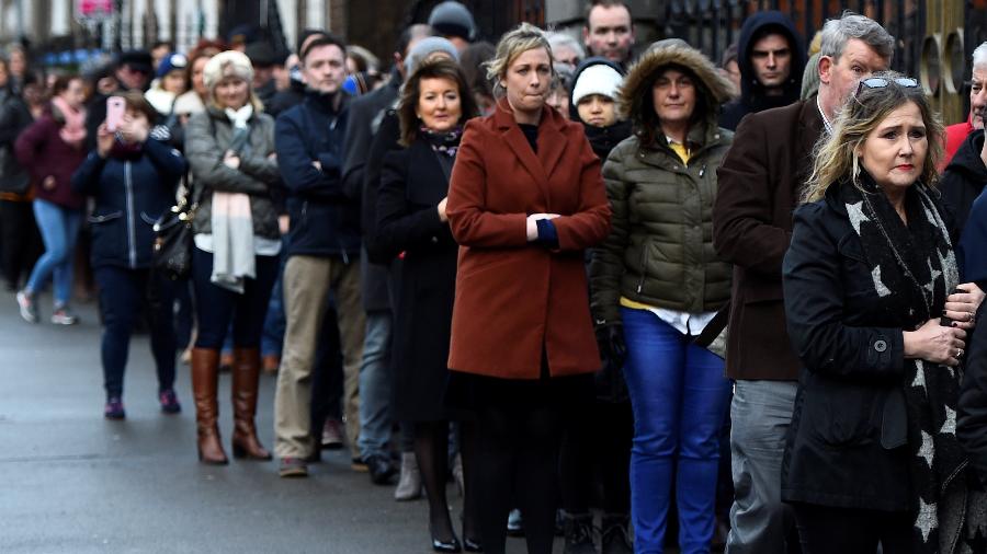 Milhares de fãs se despedem de Dolores O"Riordan em velório público na cidade de Limerick - REUTERS/Clodagh Kilcoyne