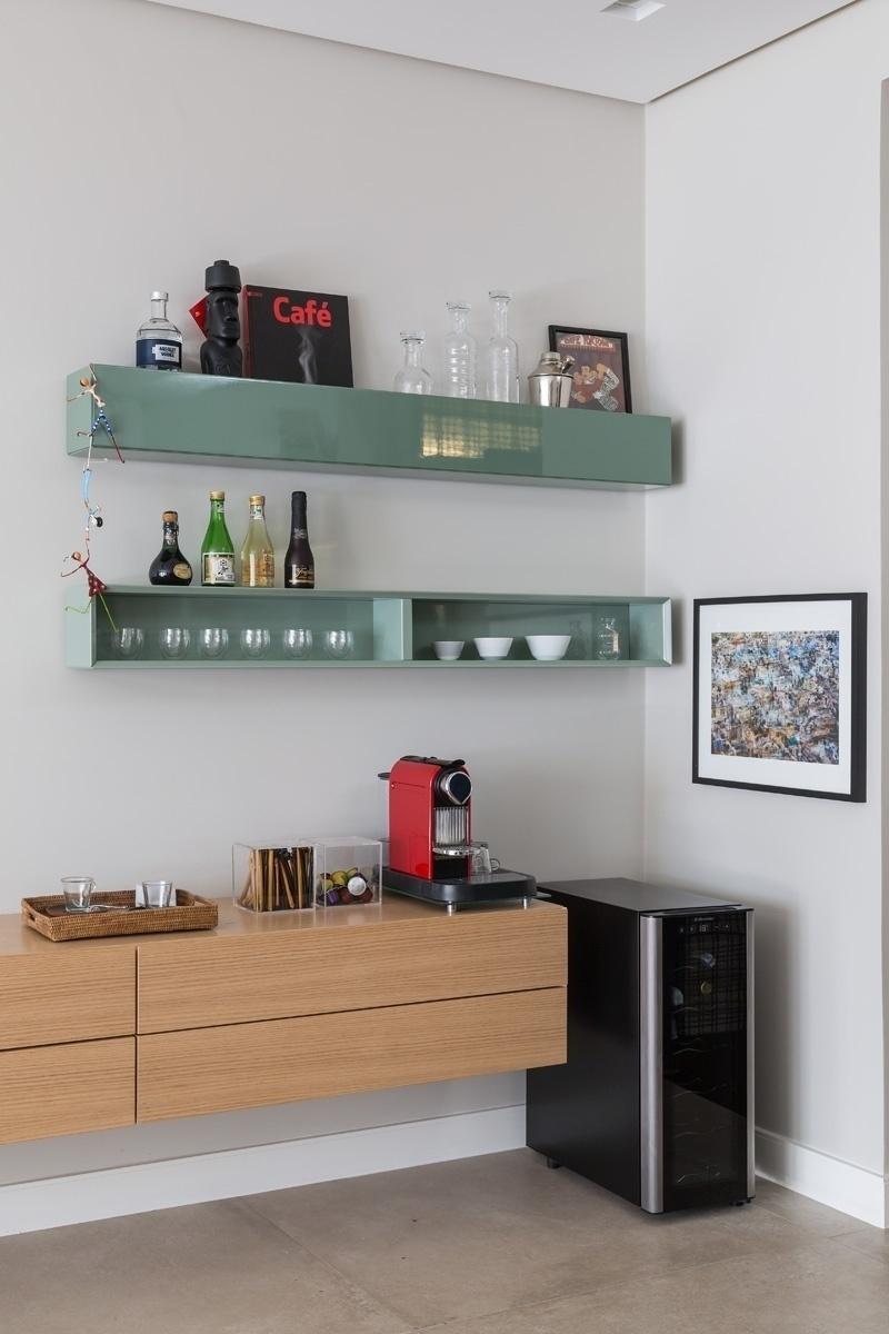 Dedicado à degustação de bebidas dos mais variados tipos, o cantinho da sala ficou muito charmoso com a mistura de cores dos móveis e a pequena adega de vinhos - Evelyn Müller/Divulgação