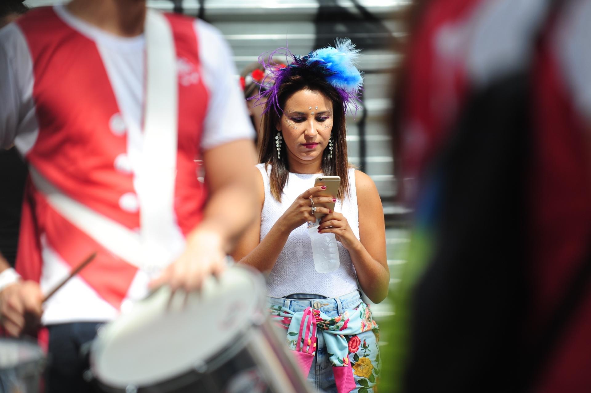 Bloco Desliga e Vem leva o pagode dos anos 1990 às ruas do bairro de Pinheiros, em São Paulo, neste sábado (17) - Junior Lago/UOL