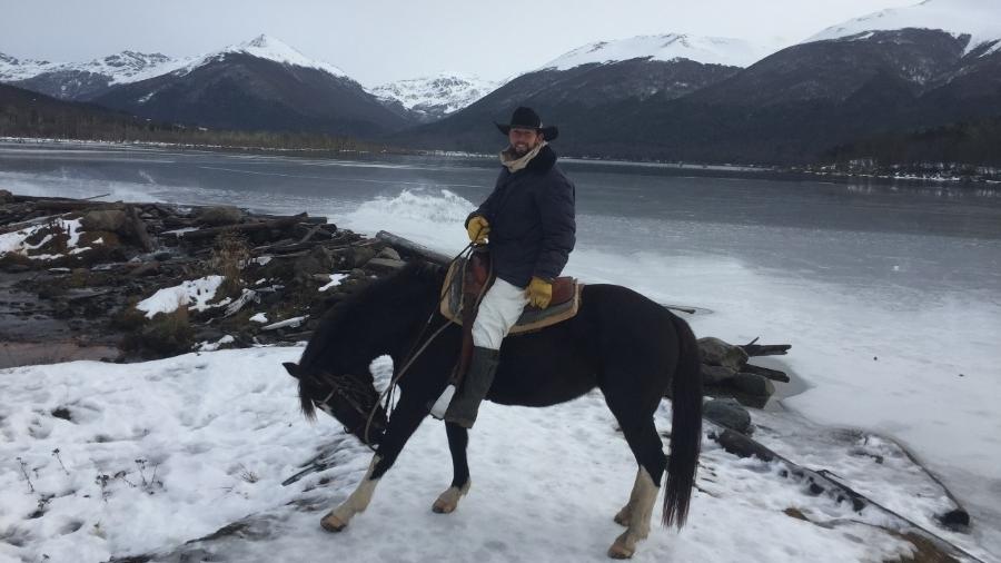 Filipe Masetti, na viagem pela Patagônia Argentina, com o cavalo, Pablo Picasso - Arquivo Pessoal