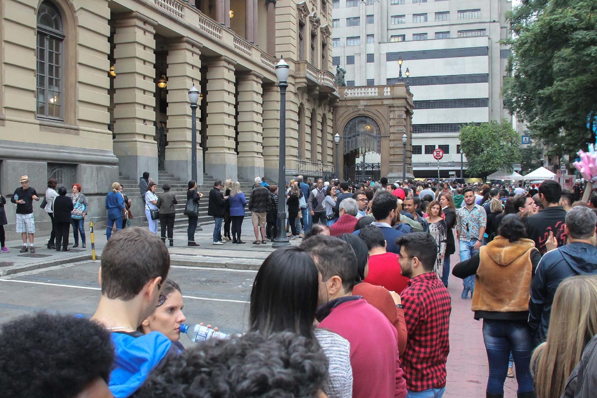 Público chega ao Teatro Municipal de São Paulo neste sábado (19) para assistir a Ópera La Traviata, que abre a programação da Virada Cultural - Henrique Barreto/Futura Press