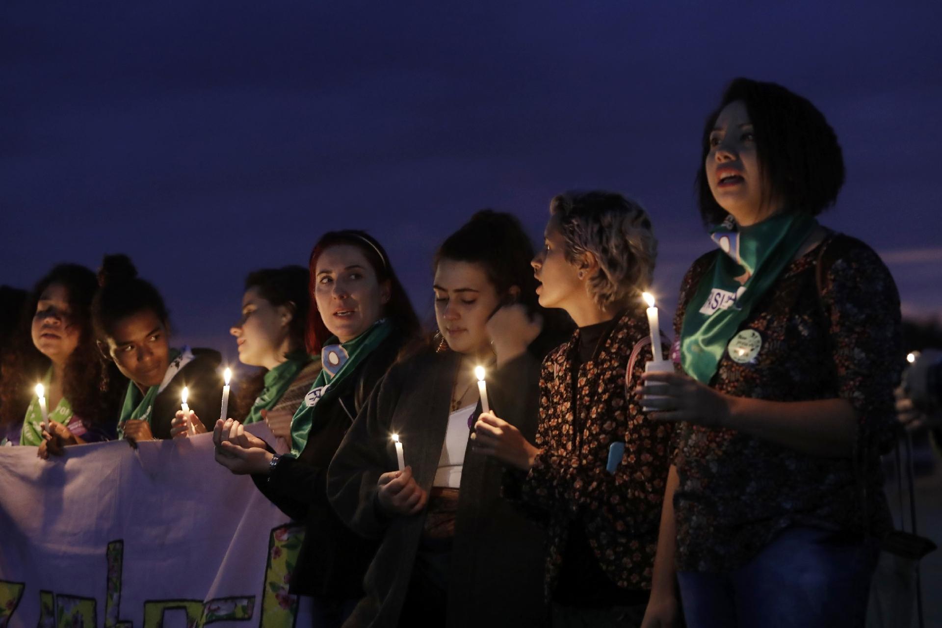 Militantes dos direitos das mulheres fazem virgília em frente ao STF contra a criminalização do aborto no Brasil, na madrugada desta segunda-feira - Lúcio Távora/UOL