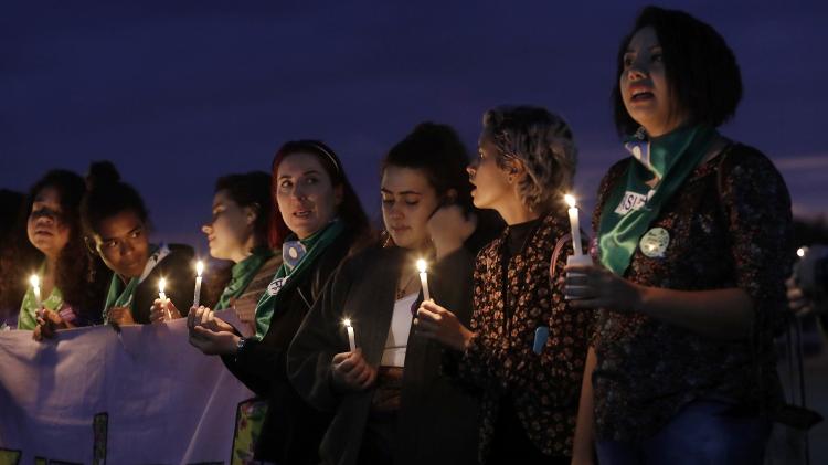 Militantes dos direitos das mulheres fazem vigília em frente ao STF contra a criminalização do aborto no Brasil, na madrugada desta segunda-feira