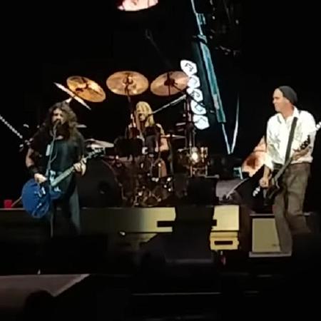 Krist Novoselic (à direita) se apresenta com o Foo Fighters - Reprodução