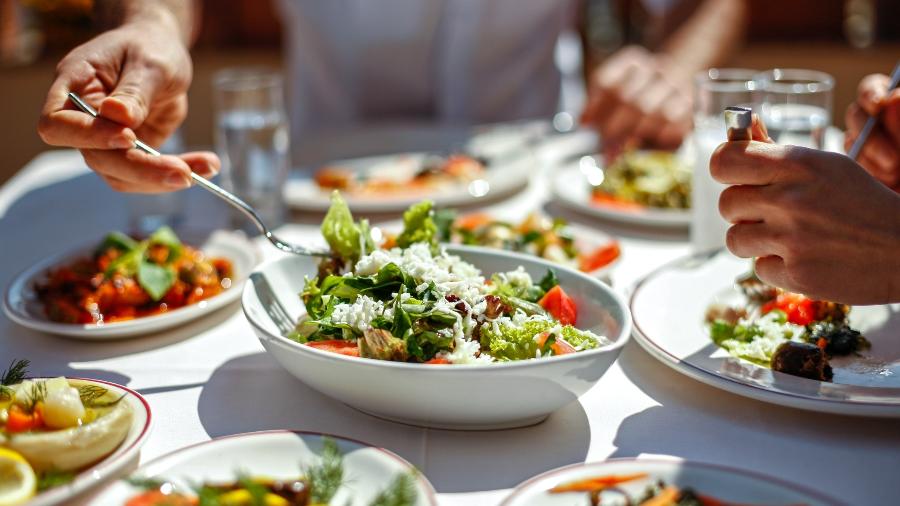 Os alimentos certos para comer antes de jogar futebol - Santo Remédio