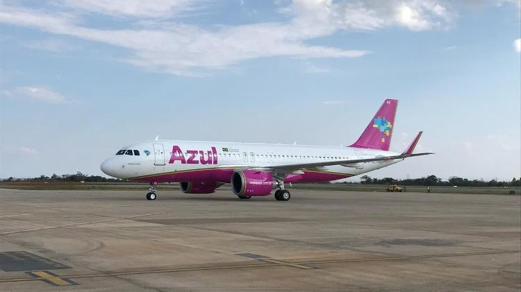 Avião cor-de-rosa faz homenagem para mulheres com câncer de mama - 18 ...