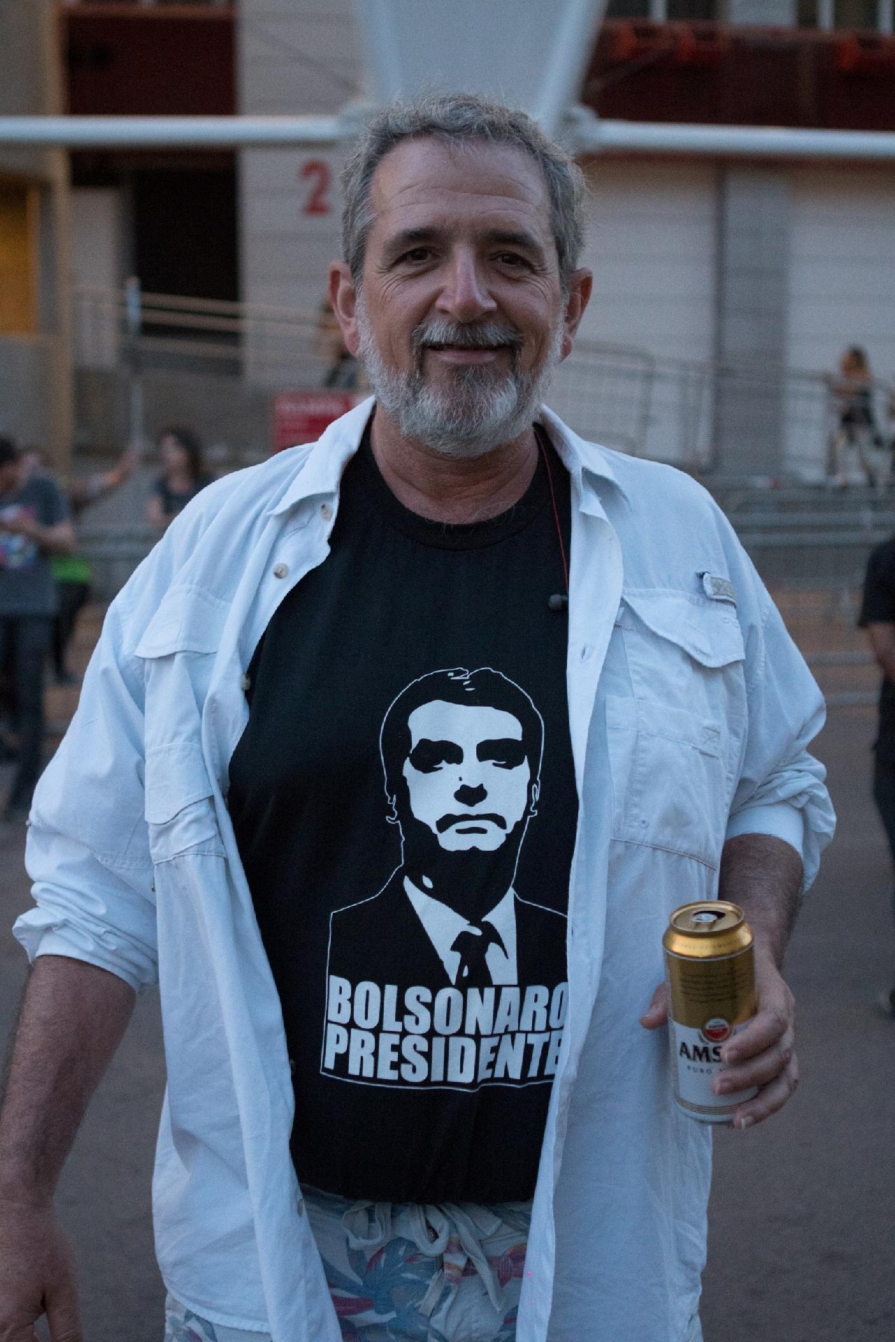 Fã de Roger Waters foi ao show em Porto Alegre com camisa pró-Bolsonaro - Leo Caobelli/UOL