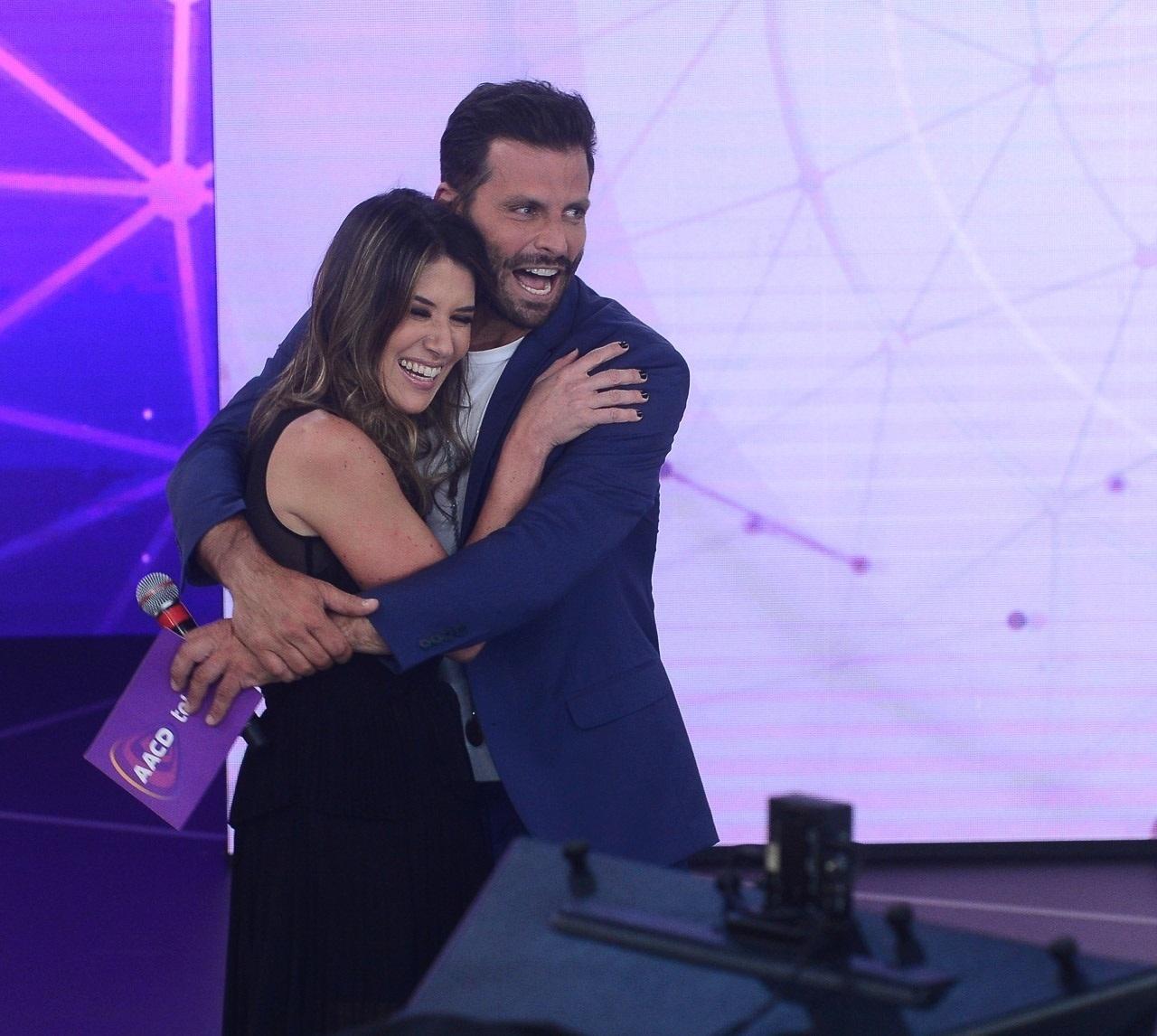 Patricia Abravanel "empurra" Henri Castelli para a irmã, Rebeca Abravanel - Francisco Cepeda/AgNews