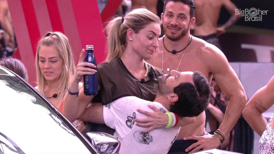 Paula comemora com Vinicius a vitória na primeira prova de resistência do "BBB19" - Reprodução/GlobosatPlay