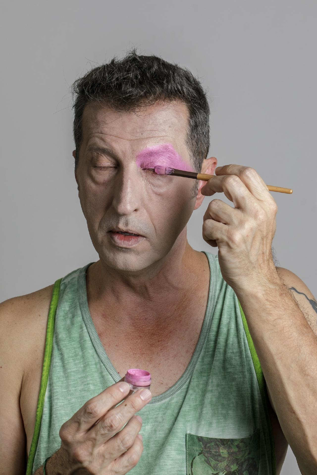 A sombra rosa sobe até a sobrancelha, cobrindo os pelos - Mariana Pekin/UOL