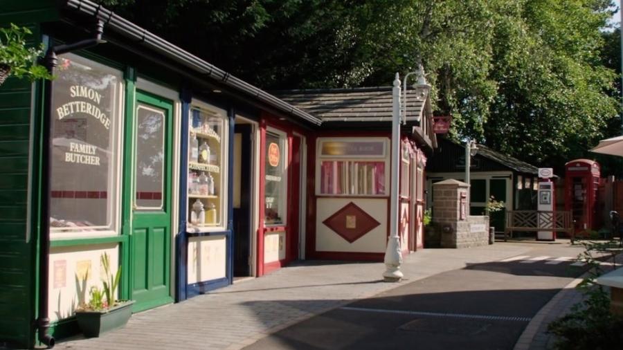 A "rua sensorial" conta com um açougue, uma casa de chá e uma agência dos correios - BBC