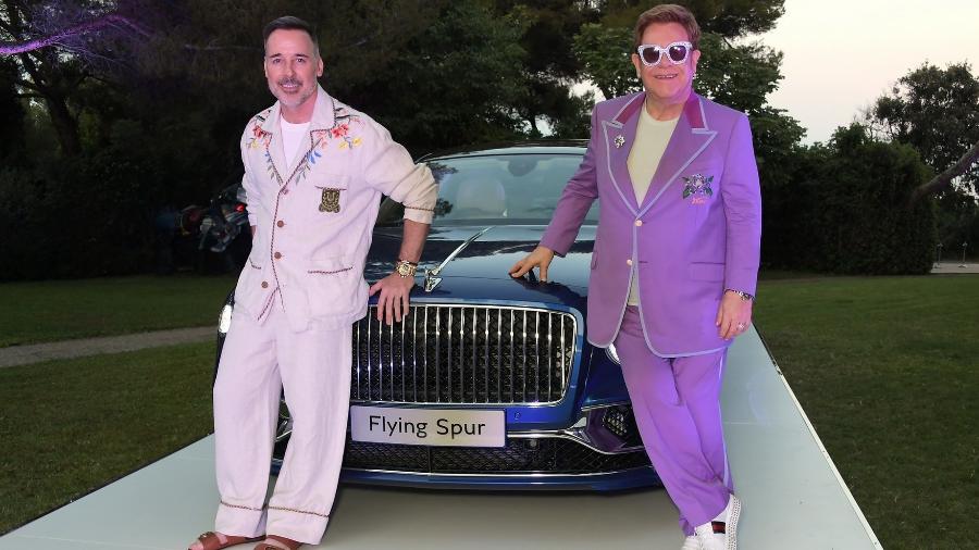 Elton John ao lado de Bentley Flying Spur - Divulgação