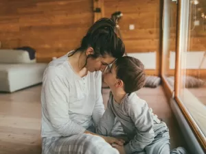 Mãe de Câncer é protetora e pai de Aquário, bem liberal. Como é cada signo?