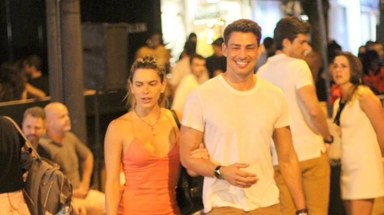 Cauã Reymond tira foto com fã - Daniel Delmiro/AgNews - Daniel Delmiro/AgNews