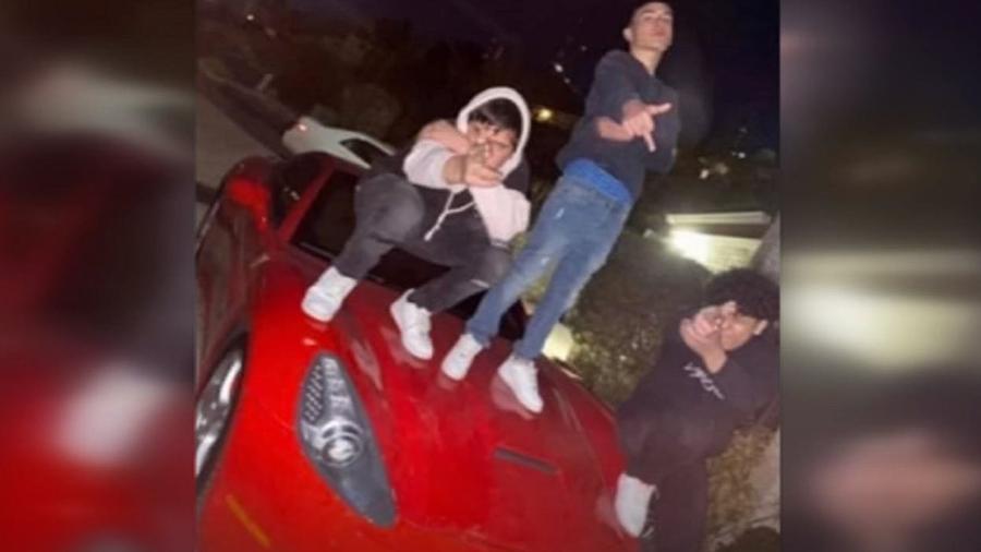 Jovens sobem em Ferrari California para foto no Instagram - Reprodução