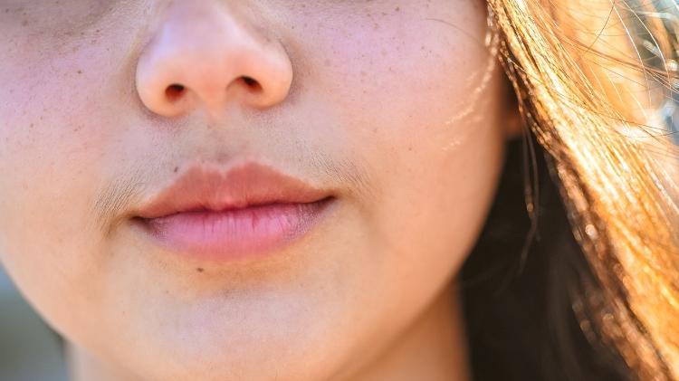 Mulher com pelos no buço - iStock - iStock