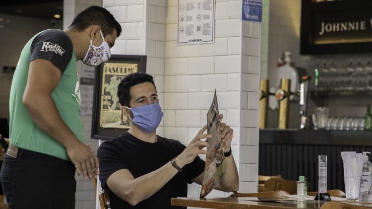 Clientes e garçons mascarados contra a covid-19: as novas cenas dos bares reabertos - Bruno Rocha /Fotoarena/Folhapress - Bruno Rocha /Fotoarena/Folhapress