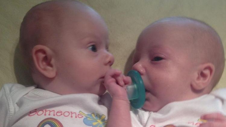 Alisson e Bradley foram acolhidos temporariamente na casa de Jaqueline, mas se apegaram ao casal e eles formalizaram a adoção - Reprodução / Instagram - Reprodução / Instagram