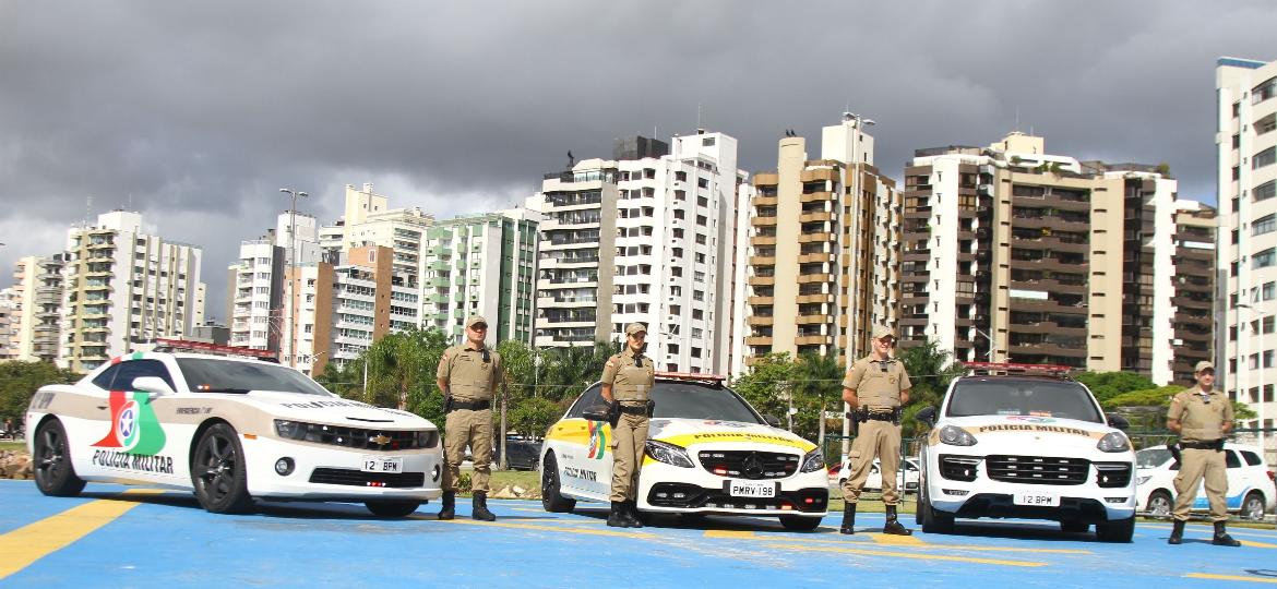 Policiais militares posam com Camaro SS, Mercedes-AMG C 63 S e Porsche Cayenne GTS; esportivos apreendidos foram transformados em viaturas que somam mais de 1.300 cv - Divulgação