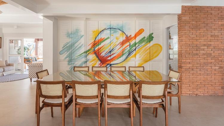 Nesta casa de praia reformada pela PB Arquitetura, o grafite de Fernando Reche cobre o armário da sala de jantar - Henrique Ribeiro - Henrique Ribeiro