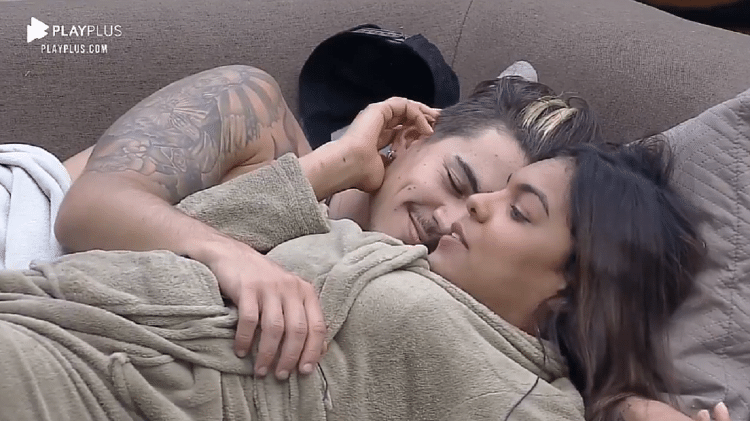 A Fazenda 2020: Biel e Tays namoram no sofá - Reprodução/RecordTV - Reprodução/RecordTV