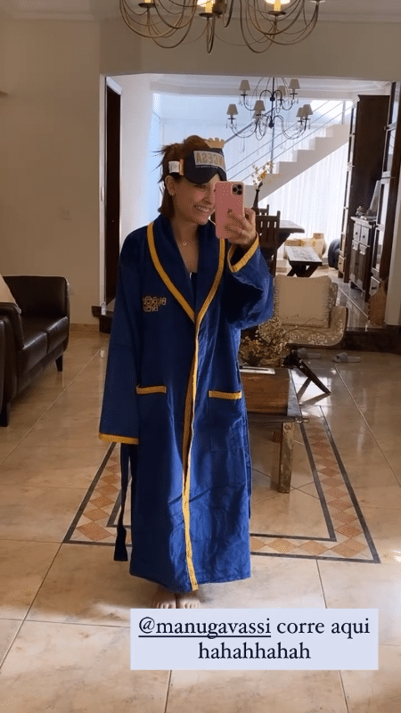 Larissa Manoela com o roupão de líder do BBB  - Reprodução/Instagram  - Reprodução/Instagram 