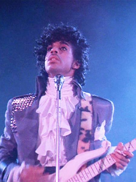 Prince com a famosa camisa cheia de babados de "Purple Rain" - Reprodução