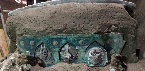 Em Pompeia | 'Lamborghini das carruagens' é descoberta em escavação na Itália