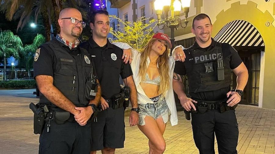 Jennifer Lopez posou com policiais - Reprodução/Instagram @miamibeachpd