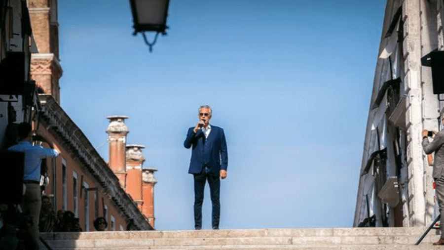 Andrea Bocelli canta na reinauguração da ponte de Rialto, em Veneza - Reprodução/Instagram