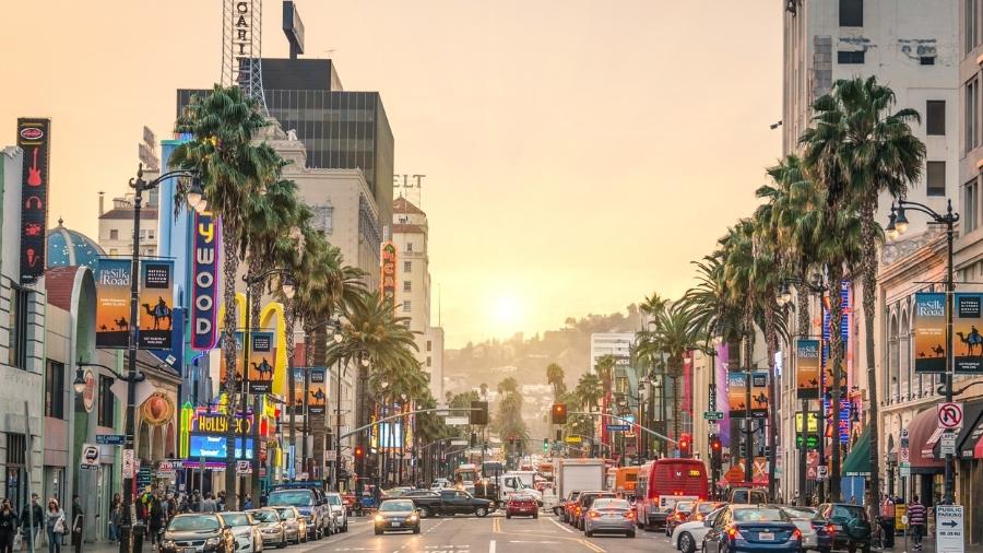 As lojas, restaurantes e demais estabelecimentos do Hollywood Boulevard (foto), assim como do restante de Los Angeles, exigirão o novo passe sanitário - iStock/Getty Images
