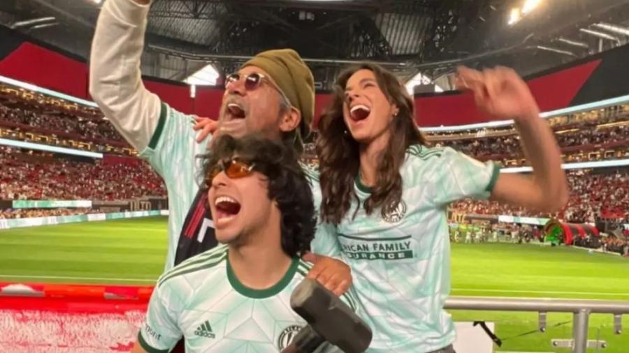 Bruna Marquezine ao lado de Xolo Mariduena e George Lopez - Reprodução/Instagram