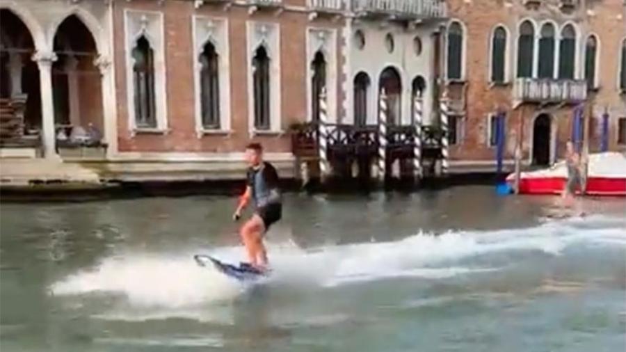 Os turistas foram punidos por surfarem nas águas do Grande Canal de Veneza - Reprodução