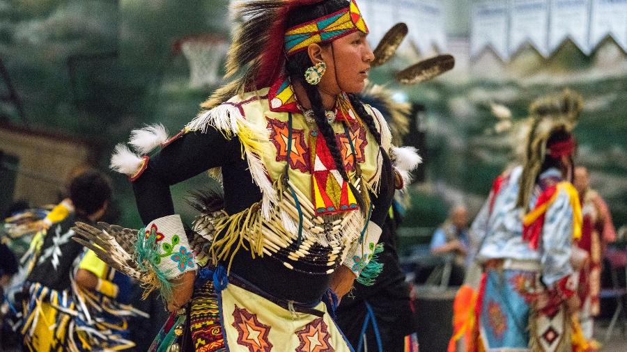 Semiahmoo First Nations and Earl Marriott Secondary, White Rock, British Columbia, Canadá, celebrando 9-11 de março de 2018. Pow Wows são oportunidades para as Primeiras Nações se reunirem, honrando e compartilhando sua herança e tradições, incluindo música, dança e regalia lindamente vibrante. O público em geral é bem-vindo. - ChristiLaLiberte/Getty Images