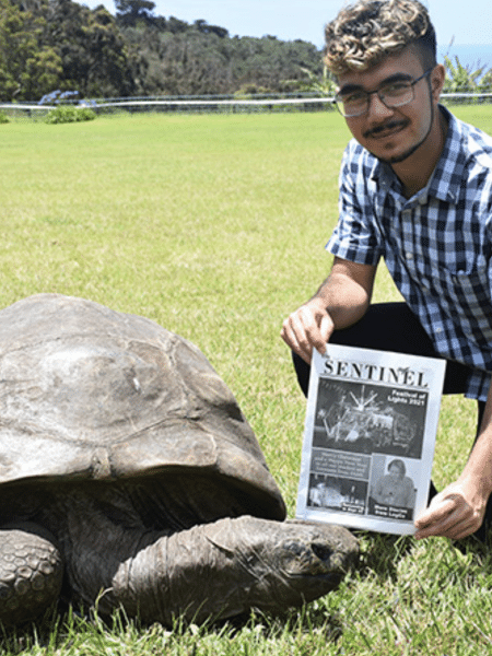 Tartaruga Jonathan posando ao lado de um jornal para marcar sua idade, em dezembro de 2021 Tartaruga Jonathan posando ao lado de um jornal para marcar sua idade, em dezembro de 2021