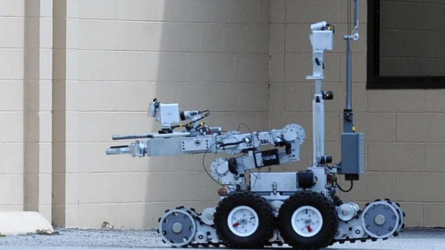 A polícia de São Francisco poderá usar carros robôs semelhantes ao antibomba da Remotec com força letal - Damian Berg/US Navy/EPA