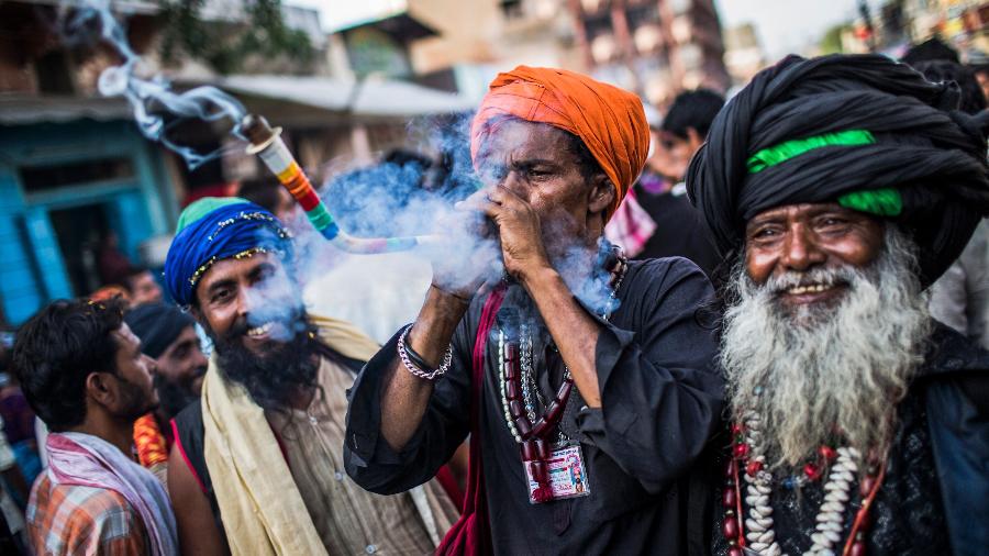 Muçulmanos sufistas fumam maconha na procissão de Urs
