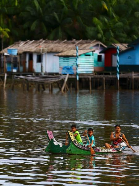Moradores de comunidades ribeirinhas do arquipélago de Marajó