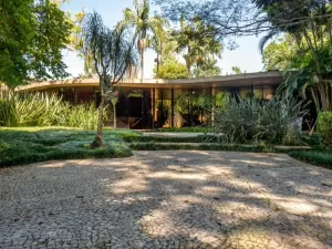 Única casa de Niemeyer em São Paulo pode ser sua... por R$ 16,5 milhões